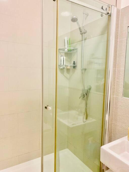 Chic Studio In Leicester Sqaure! ลอนดอน ภายนอก รูปภาพ